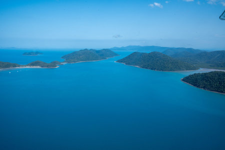 Stunning aerial view of whitsunday islands and turquoise ocean waters