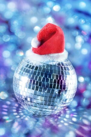 Shiny disco ball in santa hat の写真素材