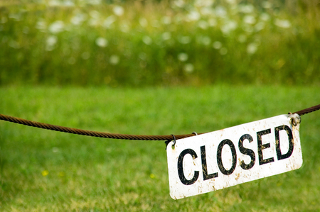 Closed sign hanging at the entrance of a nature forest preserve park.の写真素材
