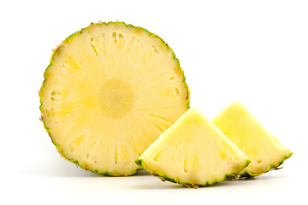 round slice of pineapple on white backgroundの写真素材