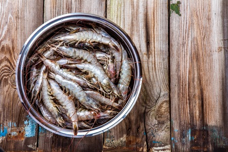 Whole fresh raw shrimps seafood in bowl ready to cookの写真素材