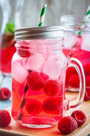 raspberry lemonade in mason jar with iceの写真素材