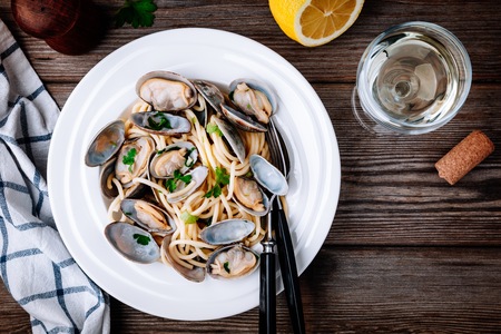 Traditional italian seafood pasta with clams Spaghetti alle Vongole on wooden background. Top viewの写真素材