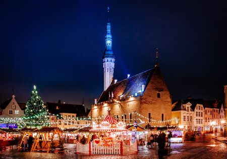Illuminated Christmas market at town hall square in the Old Town of Tallinn, Estoniaの写真素材