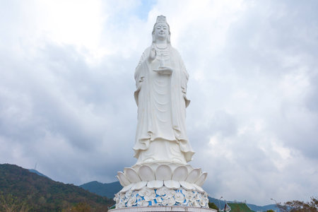 Standing Guan Yin statueの写真素材