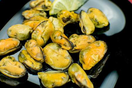 Mussels on a black plate.の写真素材