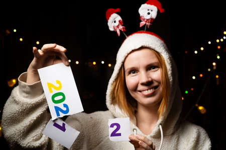 2021 to 2022 is changed by a smiling woman in a New Year's hat.の写真素材