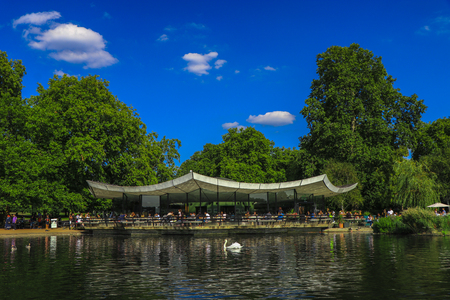 London, UK - Agust 25, 2017: Lots of people spending the afternoon in the Serpentine cafe next to the lake.のeditorial素材