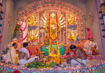 KOLKATA - OCTOBER 22: Unidentified hindu priests worship goddess Durga during the Hindu festival of Dussera on October 22, 2015 at Buroshibtala, Kolkata, India.のeditorial素材