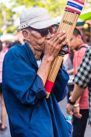 BANGKOK, THAILAND - FEBRUARY 22: An unidentified street musician performs at Chatuchak market on February 22, 2015 in Bangkok, Thailand.のeditorial素材