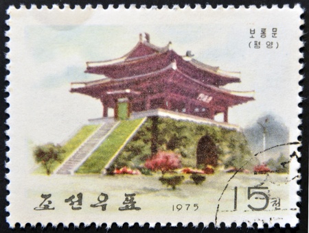CHINA - CIRCA 1975: A stamp printed in china shows a pagoda, circa 1975のeditorial素材
