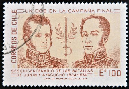 CHILE - CIRCA 1974: A stamp printed in Chile dedicated to sesquicentennial of the battle of Junin and Ayacucho, shows Simon Bolivar and Higgins, circa 1974のeditorial素材