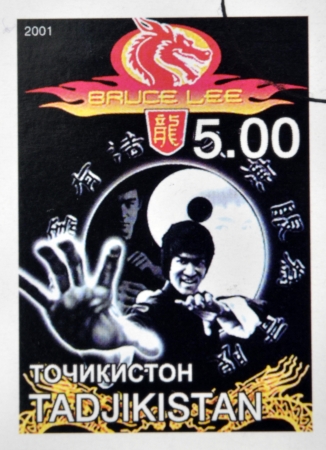 TADJIKISTAN - CIRCA 2001: A stamp printed in Tadjikistan showing Bruce Lee, circa 2001 のeditorial素材