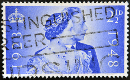 UNITED KINGDOM - CIRCA 1948: A stamp printed in Great Britain issued for the Royal Silver Wedding shows King George VI and Queen Elizabeth, circa 1948. のeditorial素材