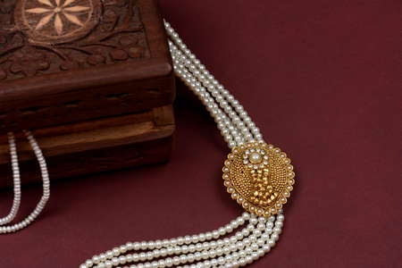 Vintage wooden jewellery box with Indian traditional jewelry, pearl earrings, pearl bracelet Luxury...