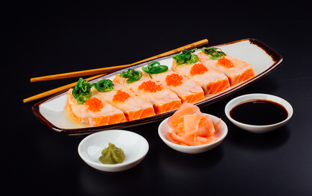 Tataki of salmon seasoned with yuzu and accompanied with salmon roe and seaweedの写真素材