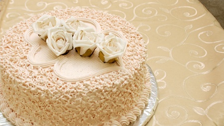 white cake with rosesの写真素材