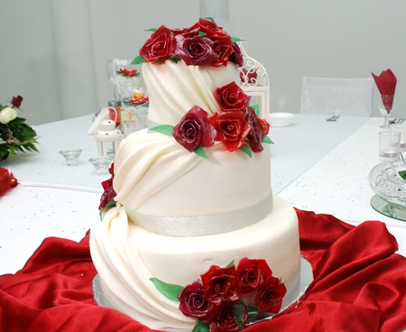 Beautifull white wedding cake with rosesの写真素材