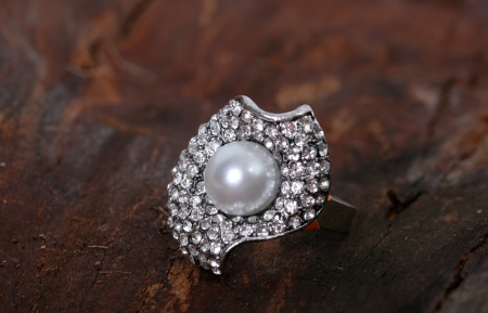  Fashion ring on woodの写真素材