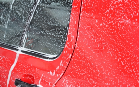 Red car washin in open airの写真素材