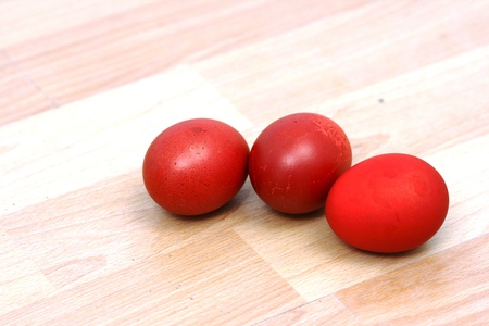 red easter eggs on woodの写真素材