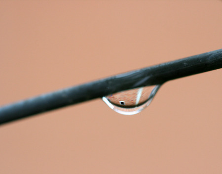Waterdrops on a rusty wireの写真素材