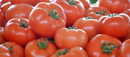 Fresh tomatoes in a marketの写真素材