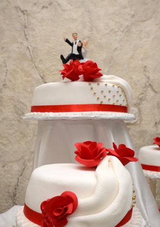 Picture of a White wedding cake with red rosesの写真素材
