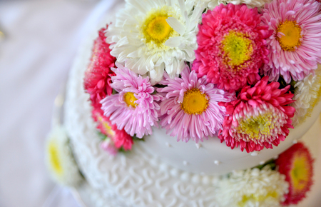picture of a White wedding cake with flowersの写真素材