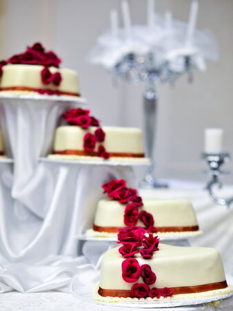 picture of a white Wedding Cake with red rosesの写真素材