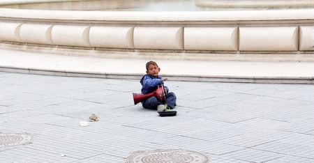 SKOPJE, MACEDONIA - OCTOBER 18,2016:Roma boy singing and playing darbuka asking for money downtown of Skopje,capital of Macedoniaのeditorial素材