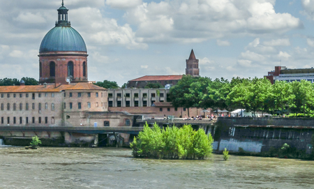behind the college,next to the weir on Garonne River, Toulouse, Franceのeditorial素材