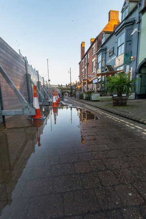 Bewdley,Worcestershire,England,UK- February 22 2022:Next to Bewdley Bridge,a local pub and other local businesses,hope that dangerously high river waters don't burst through,flooding their premises.のeditorial素材