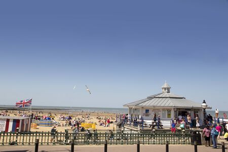 MARGATE, UK-August 8: Visitors on Margates beach in Britain. Margates main sands have been awarded a blue flag for high standards. August 8, 2015 Margate, Kent UKのeditorial素材