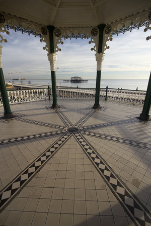 BRIGHTON SUSSEX UK 13 October 2016: Brighton Pavilion Bandstand, Englandのeditorial素材