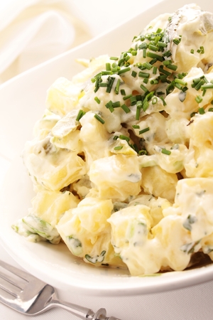 potato salad in bowlの写真素材