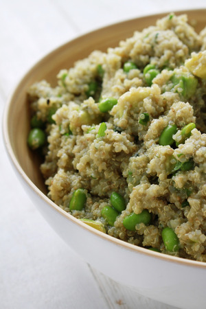 quinoa soya bean salad in bowlの写真素材