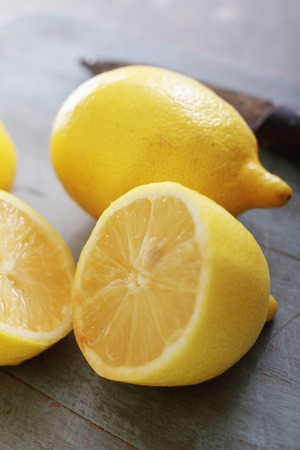 fresh sliced lemons on chopping boardの写真素材