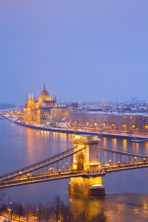 cityscape of Budapest at night with parliament building and chain bridge,  Hungaryの写真素材