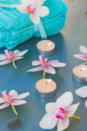 spa treatment  with burning  candles and pink  orchideasの写真素材