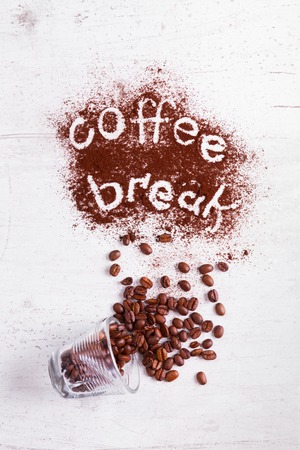 coffee break text made in ground coffee and coffee beansの写真素材