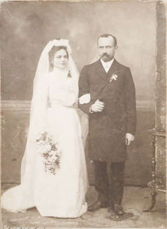 1900s, happy woman and man in wedding dress Illustrative Image, subject of human interest.のeditorial素材