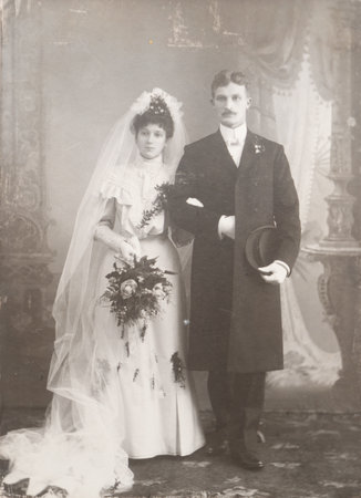 1900s, woman and man in wedding dress Illustrative Image, subject of human interest.のeditorial素材