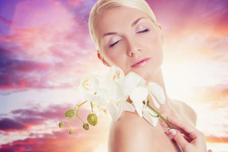 Beautiful woman with orchid flower

の写真素材