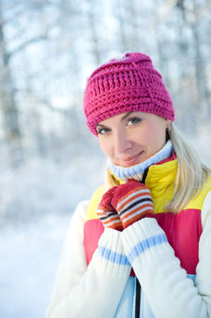 Frozen beautiful woman in winter clothing outdoors 

の写真素材