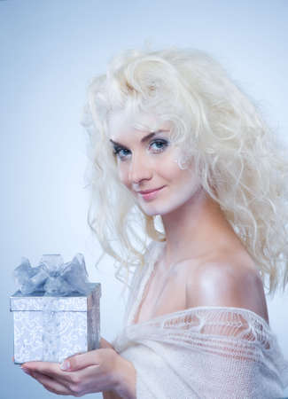 Beautiful snow queen with a christmas box 

の写真素材