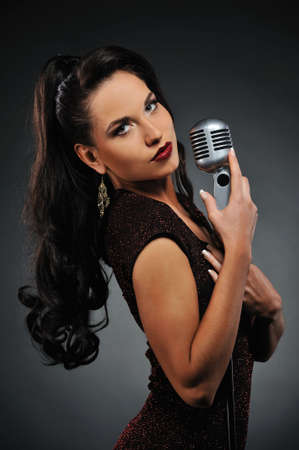 Beautiful brunette woman singing 
の写真素材