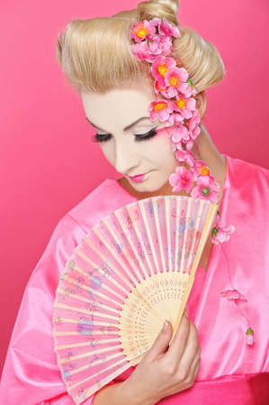  Beautiful geisha with a fan 
の写真素材