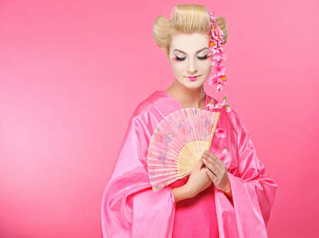  Beautiful geisha with a fan 
の写真素材