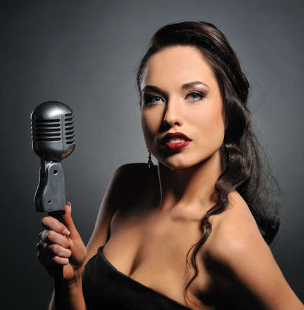  Attractive brunette woman with a retro microphone 
の写真素材